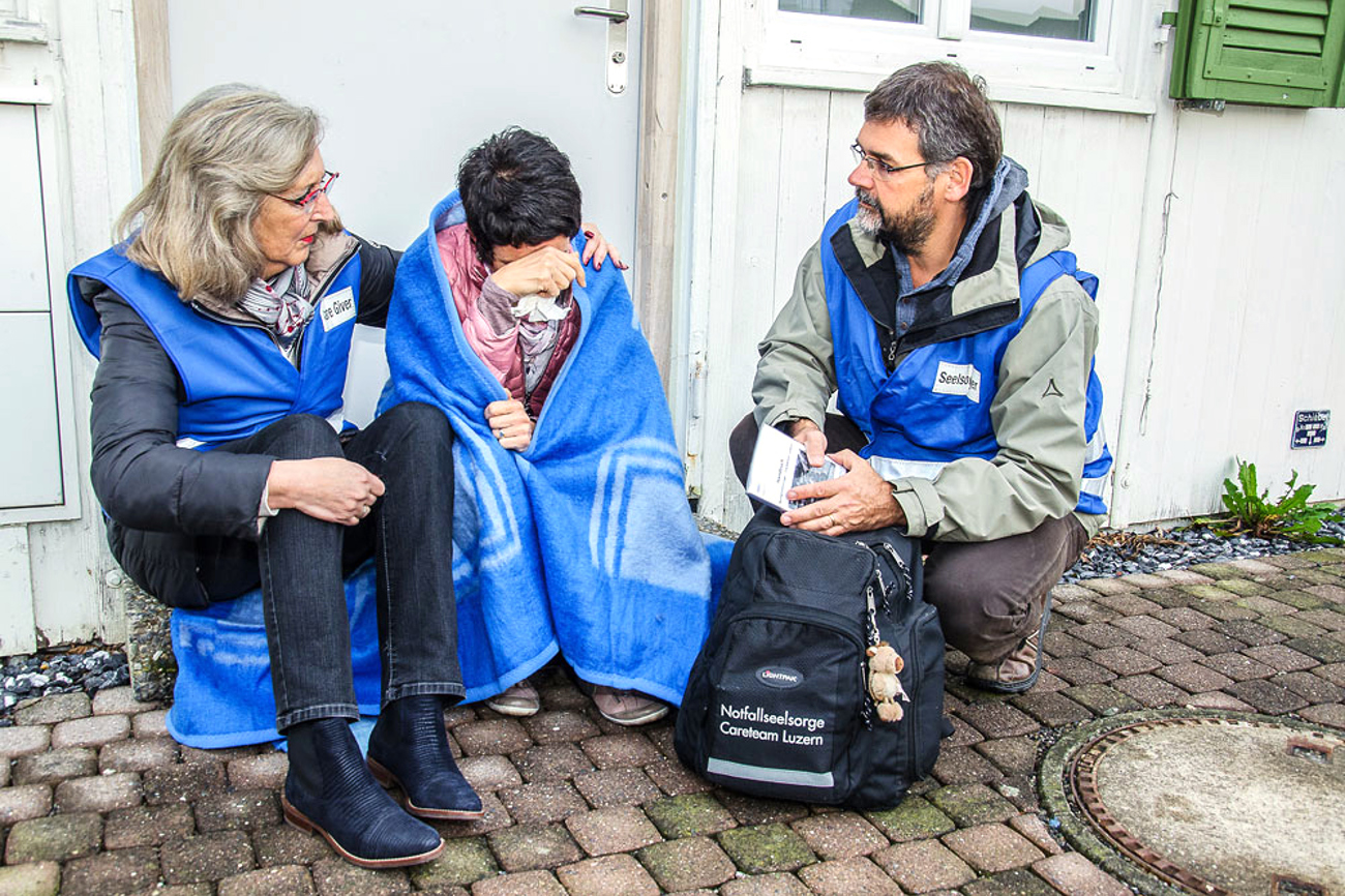 Notfallseelsorger Christoph Beeler-Longobardi (rechts) und eine Care-Giverin während einer Übung. | Foto: Kirchen Kanton Luzern