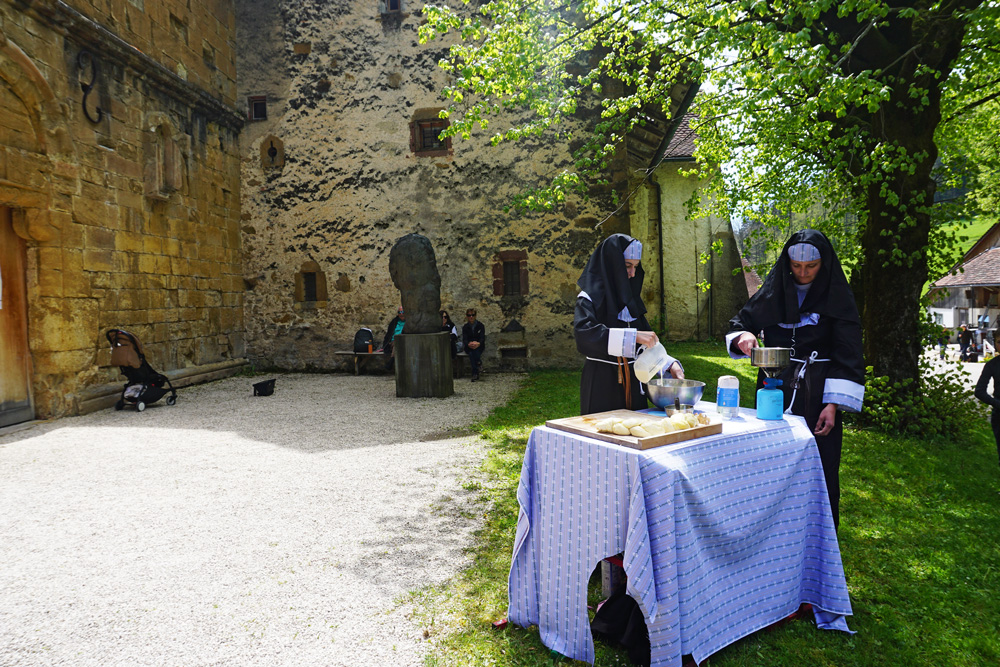 Beim Kloster Schönthal angekommen, wurden die mitgebrachten Brotteige gebacken. | Foto: Noemi Harnickell