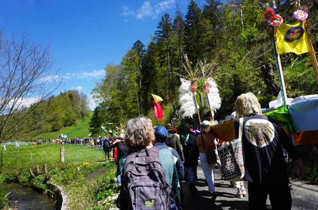 Auf einer Sänfte werden Teige von Langenbruck nach Schönthal getragen. | Foto: Noemi Harnickell