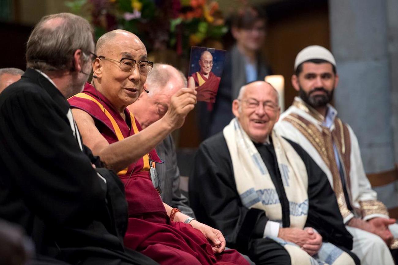 Der Dalai Lama, zusammen mit andern Religionsvertretern, bei seinem Auftritt im Grossmünster. | Manuel Bauer