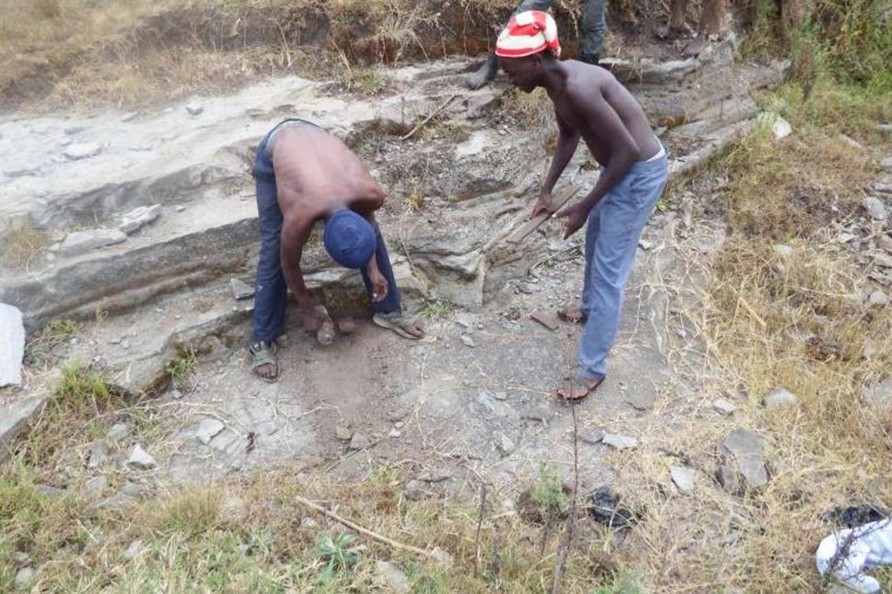 Jugendliche beim Abbau von Pozzolan in einem Steinbruch in Uganda. Pozzolan ist ein Hilfsstoff in der Zementindustrie und wird in Uganda in der Lieferkette des Konzerns Lafarge-Holcim verwendet. | Yvan Maillard Ardenti/Brot für alle