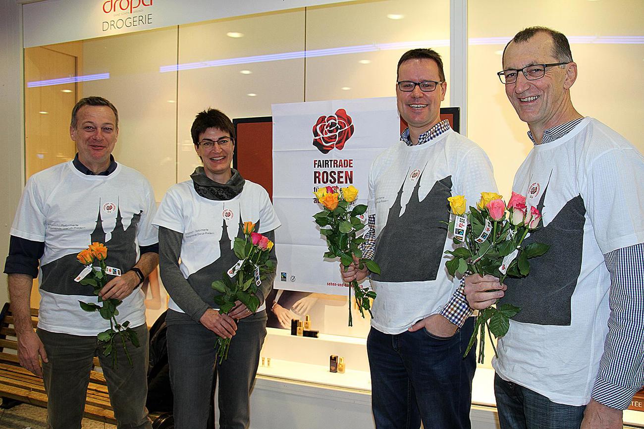 Im Hauptort Glarus waren unter anderem Nationalrat Martin Landolt, Regierungsrätin Marianne Lienhard, Gemeindepräsident Christian Marti und Ständerat Werner Hösli im Einsatz (von links).
Bild Madeleine Kuhn-Baer