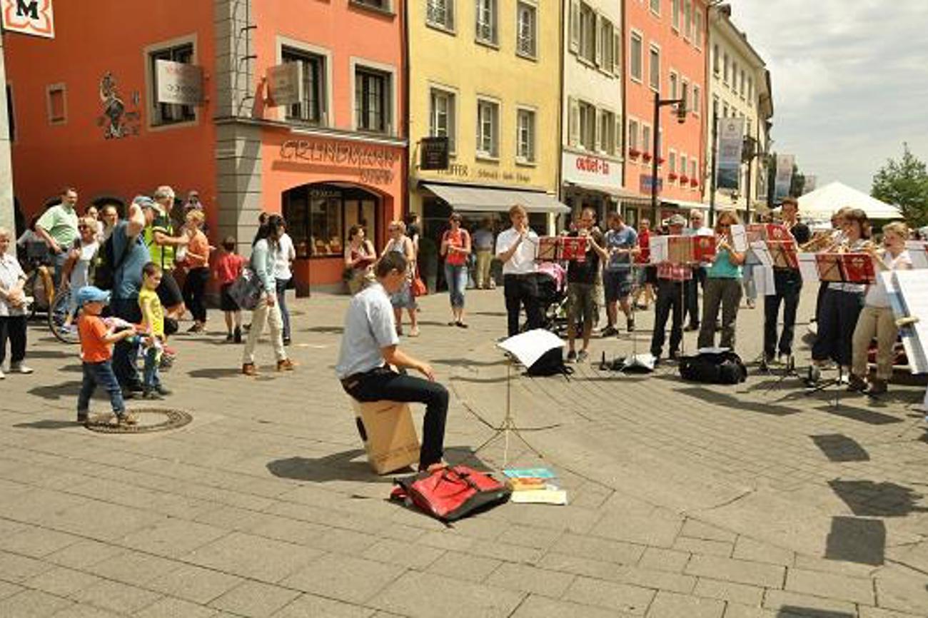 Markus Fischer und sein Konstanzer Posaunenchor - die Sonne steht auf ihrer Seite. Die Zuhörer augenscheinlich auch. Wenn der Chorleiter nicht mehr stehen mag, schlägt er den Rhythmus im Sitzen. (Bild: ekikon.de)