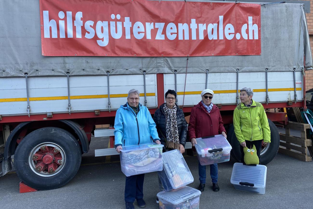 Die Frauen des Kirchlichen Arbeitskreises aus Ennenda haben sich dazu entschieden, den Fundus der Handarbeiten an die Hilfsgüterzentrale Stiftung Schweiz zu spenden.
Foto: Trix Tschudi.