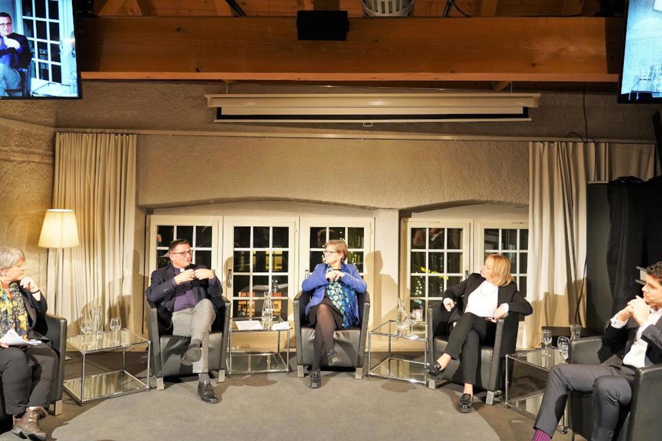 Darf Kirche politisieren? Podium mit (von links) Rita Famos, Präsidentin der Evangelisch-reformierten Kirche Schweiz, Felix Gmür, Präsident der Bischofskonferenz, Renata Asal-Steger, Präsidentin der Römisch-Katholischen Zentralkonferenz, Elisabeth Schneider-Schneiter, Nationalrätin «Die Mitte», Matthias Müller, Präsident Jungfreisinnige Schweiz.