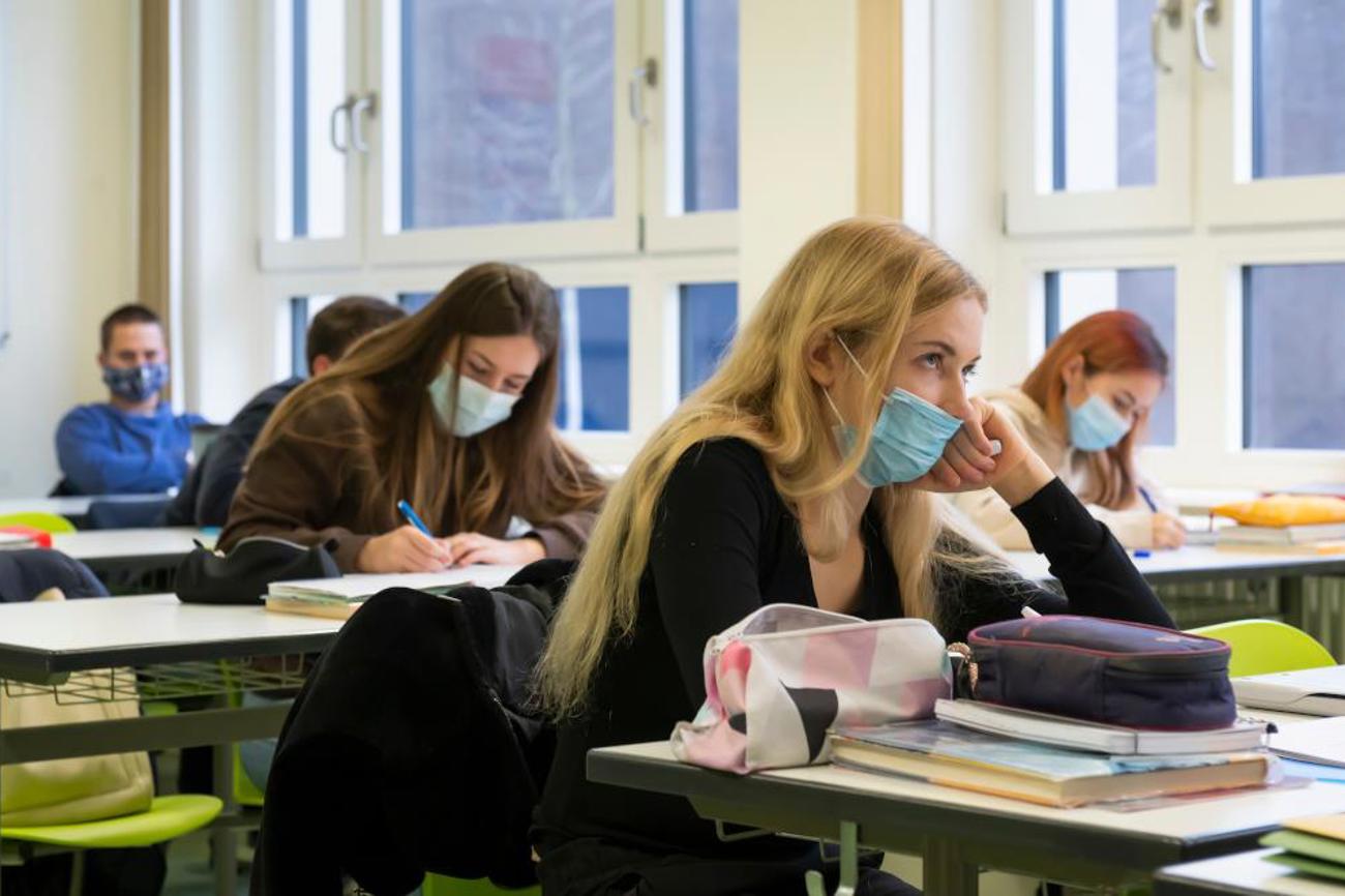 Die Schule ist einer der wenigen Orte, wo sich Jugendliche noch treffen können.|epd-bild