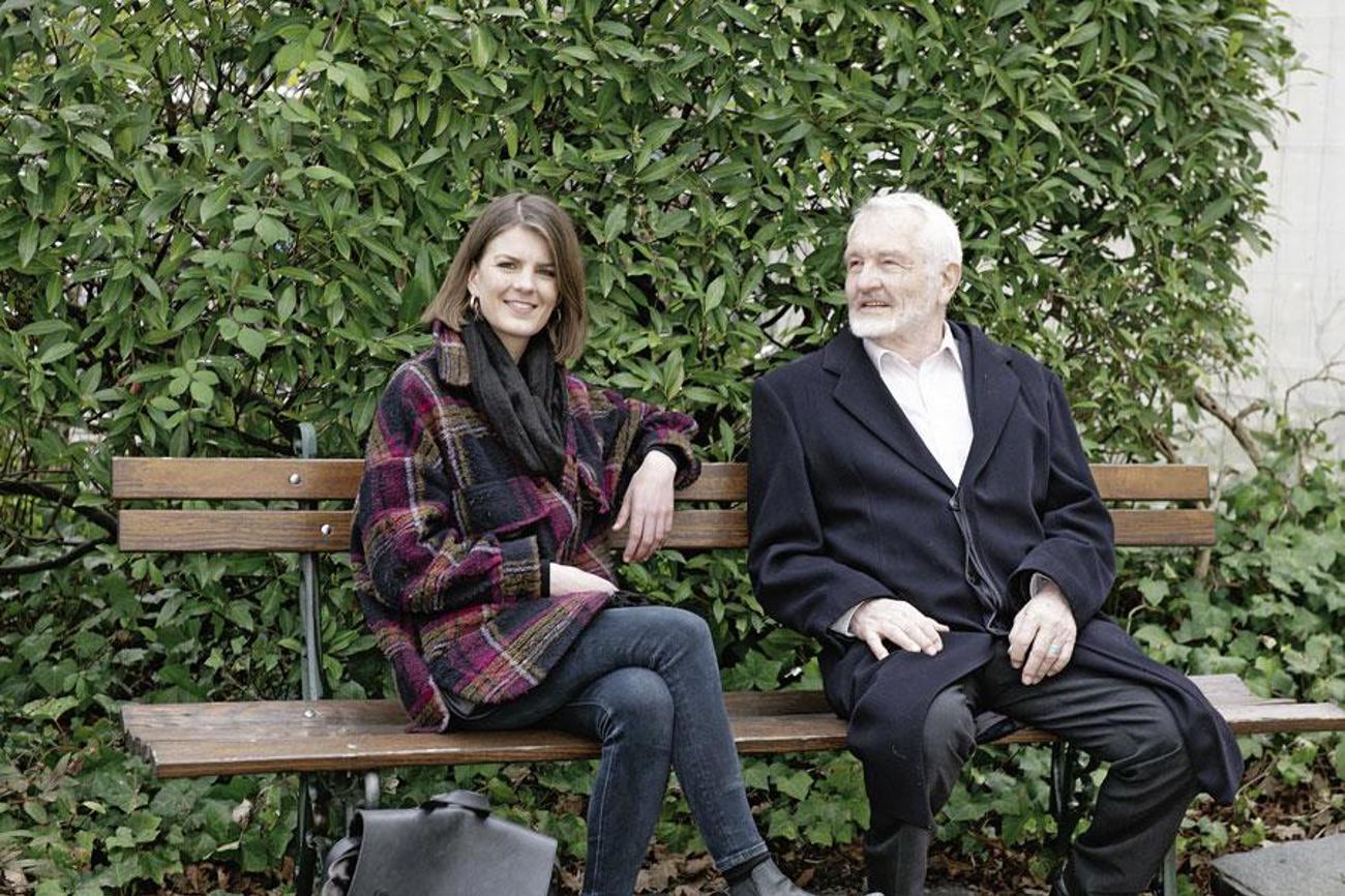 Grossvater und Enkelin: Ronja und Reiner Jansen, zwei Generationen begegnen sich auf Augenhöhe. | Susanne Seiler