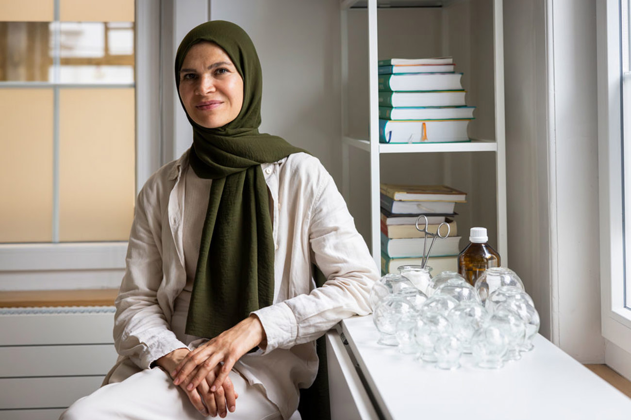 Asima Onur schöpft aus der islamischen Heilkunst. | Foto: Véronique Hoegger