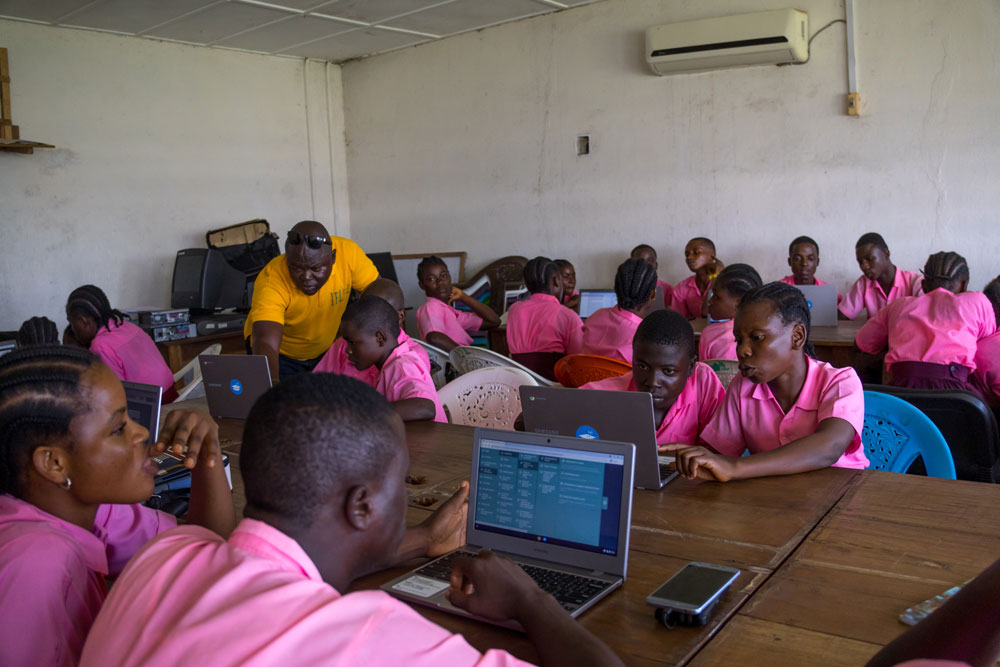 Dank autarken Laptops können Kinder und Jugendliche in abgeschnittenen Dörfern Liberias zur Schule gehen. | Foto: zvg