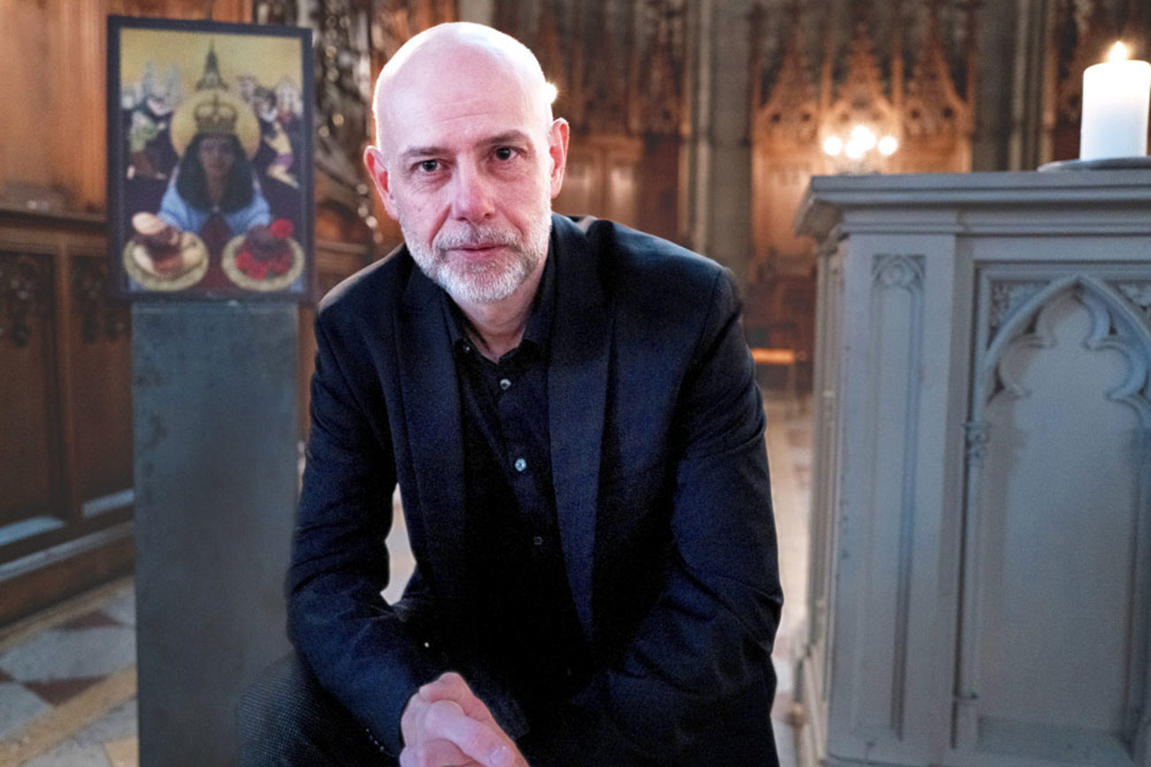    Jörg Werron vor der Elisabethen-Ikone im Chor seiner künftigen Wirkungsstätte, der Offenen Kirche Elisabethen. Die Ikone zeigt die Heilige Elisabeth als Person of Colour.