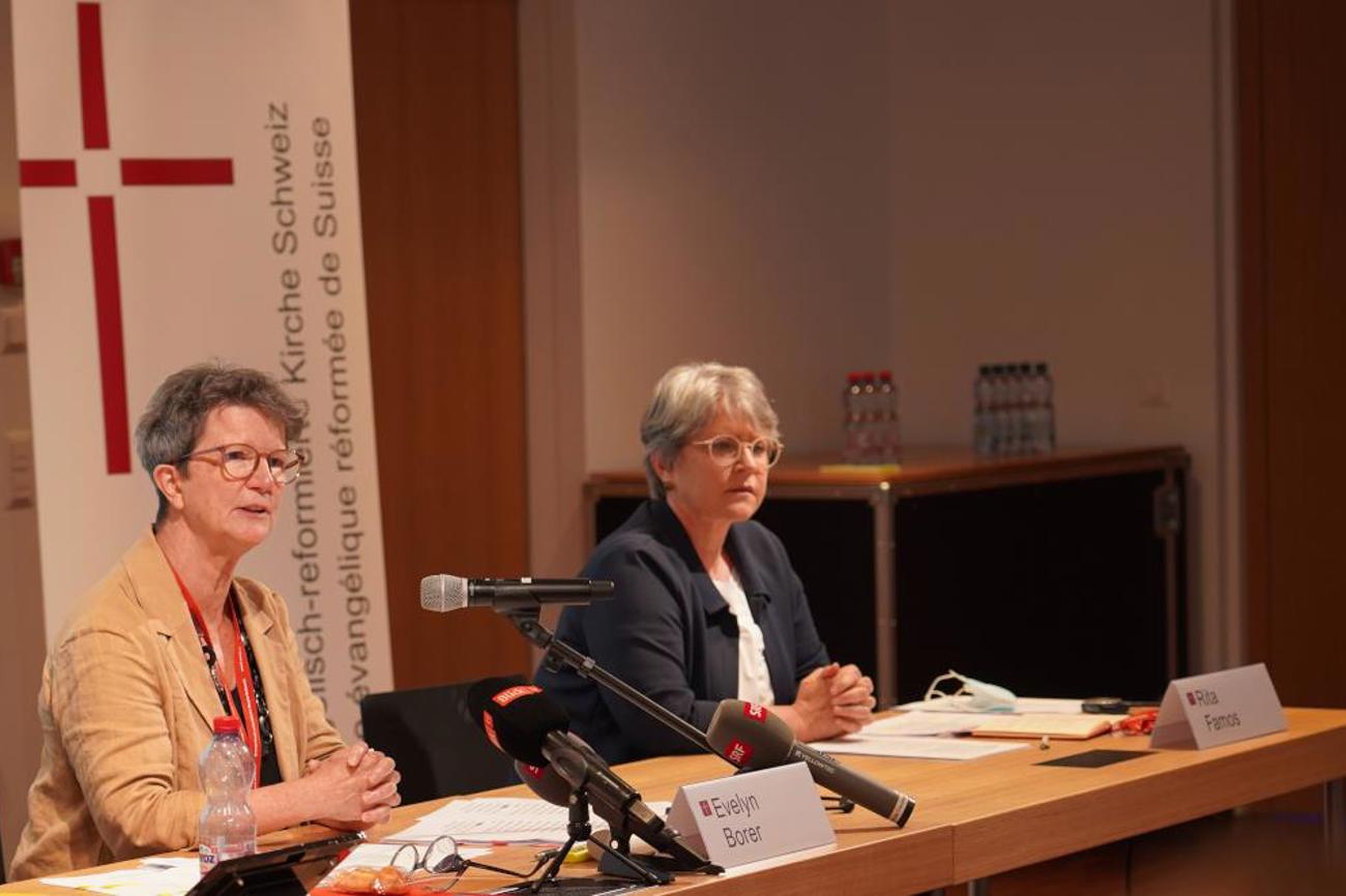 EKS-Ratspräsidentin Rita Famos (rechts) und Evelyn Borer, Präsidentin der Synode, geben Auskunft zur Untersuchung über den Fall Locher. | EKS Michèle Graf-Kaiser