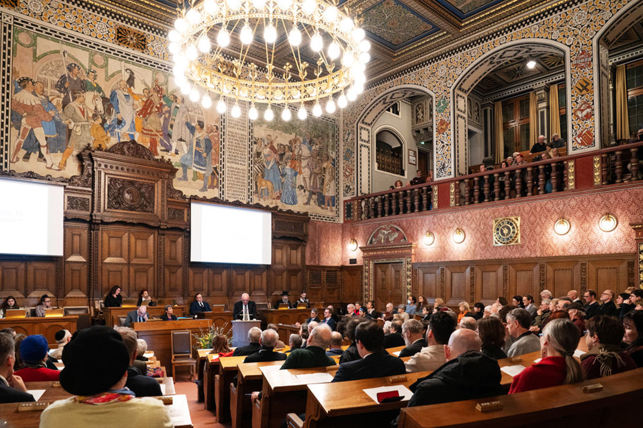 Der Grossratssaal im Basler Rathaus ist am Gedenkanlass bis auf den letzten Platz gefüllt. | Foto: Vera Rüttimann