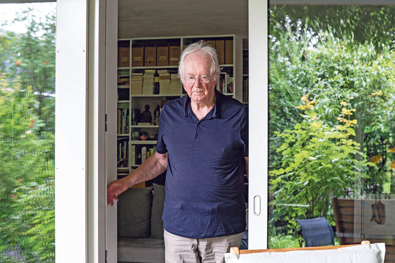 Fulbert Steffensky in seiner Wohnung in Luzern: «Ich finde die Kirche interessanter, als sie je war. Wenn ich daran denke, welche Kirche ich früher erlebt habe. Es ist heute so viel an Freiheit, politischer Offenheit und Wachheit da. Ich glaube, ich war nie so gerne in der Kirche wie heute.» | Foto: Vera Rüttimann