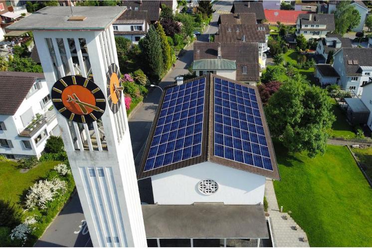 Der Weg einer Solaranlage auf ein Kirchendach