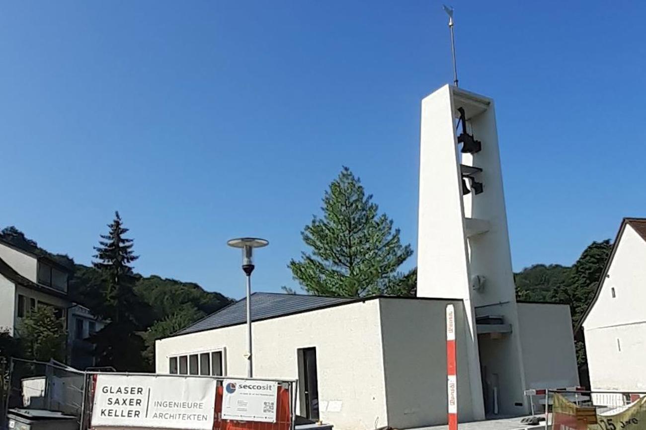 Die neue Kirche prägt mit ihrem Turm das Bettinger Dorfbild.