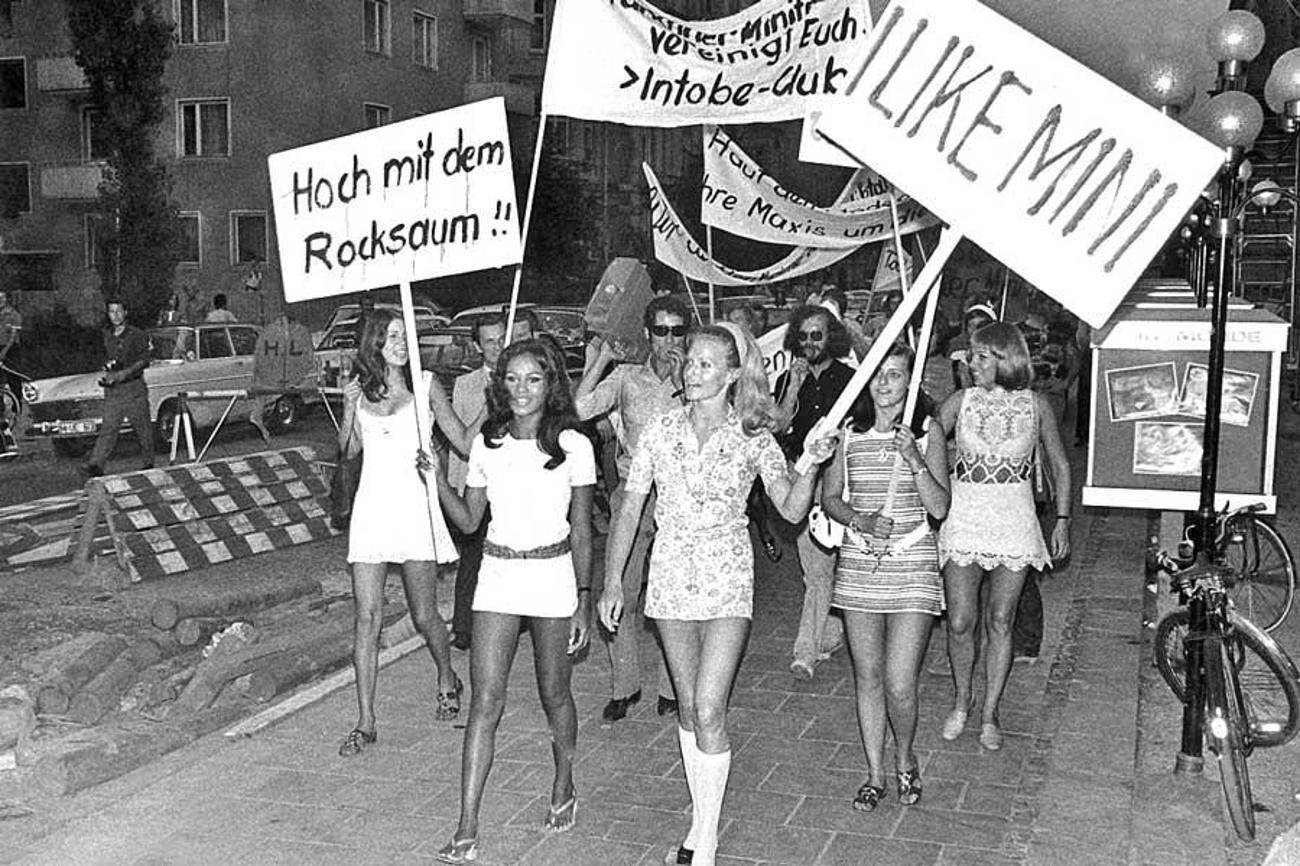 Aufbruch in den 70ern: Frauen demonstrieren  fürs Recht auf freie Kleiderwahl.