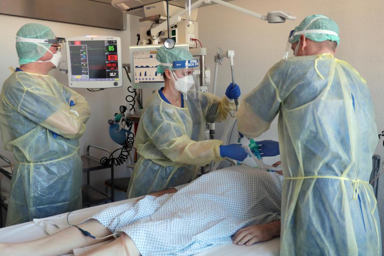 Pflege eines Corona-Patienten auf der Intensivstation. | epd-bild, Steffen Schellhorn