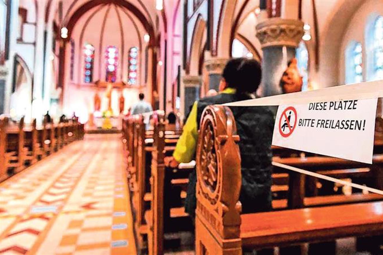 Gottesdienste mit maximal 50 Personen sind von der Zertifikatspflicht befreit. Es müssen aber Schutzmassnahmen eingehalten werden. | KNA
