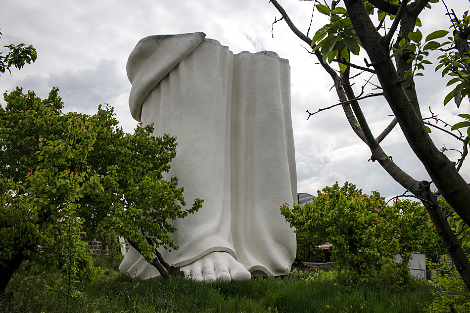 Grosser Fussabdruck: Um sie transportieren zu könne, wird die Statue in Einzelteile zerlegt. | Foto: Nazik Armenakyan