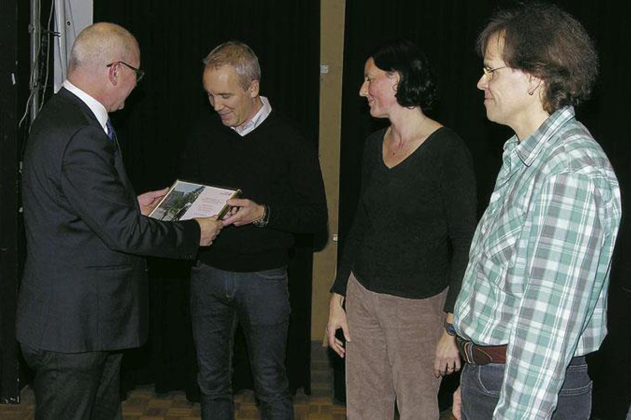 Die Leiter der Fachstelle Jugendarbeit nehmen aus der Hand von Regierungsrat Isaac Reber den Baselbieter Preis für Freiwilligenarbeit entgegen: (v.l.) Die Co-Leiter Martin Madörin, Barbara Strassmann und Pfarrer Dietrich Jäger, Präsident der Amtspflege. | Philipp Müller