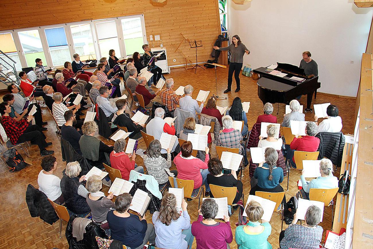 Die vereinigten Chöre beim Proben im Seminarhotel «Lihn» in Filzbach.
Bild Madeleine Kuhn-Baer