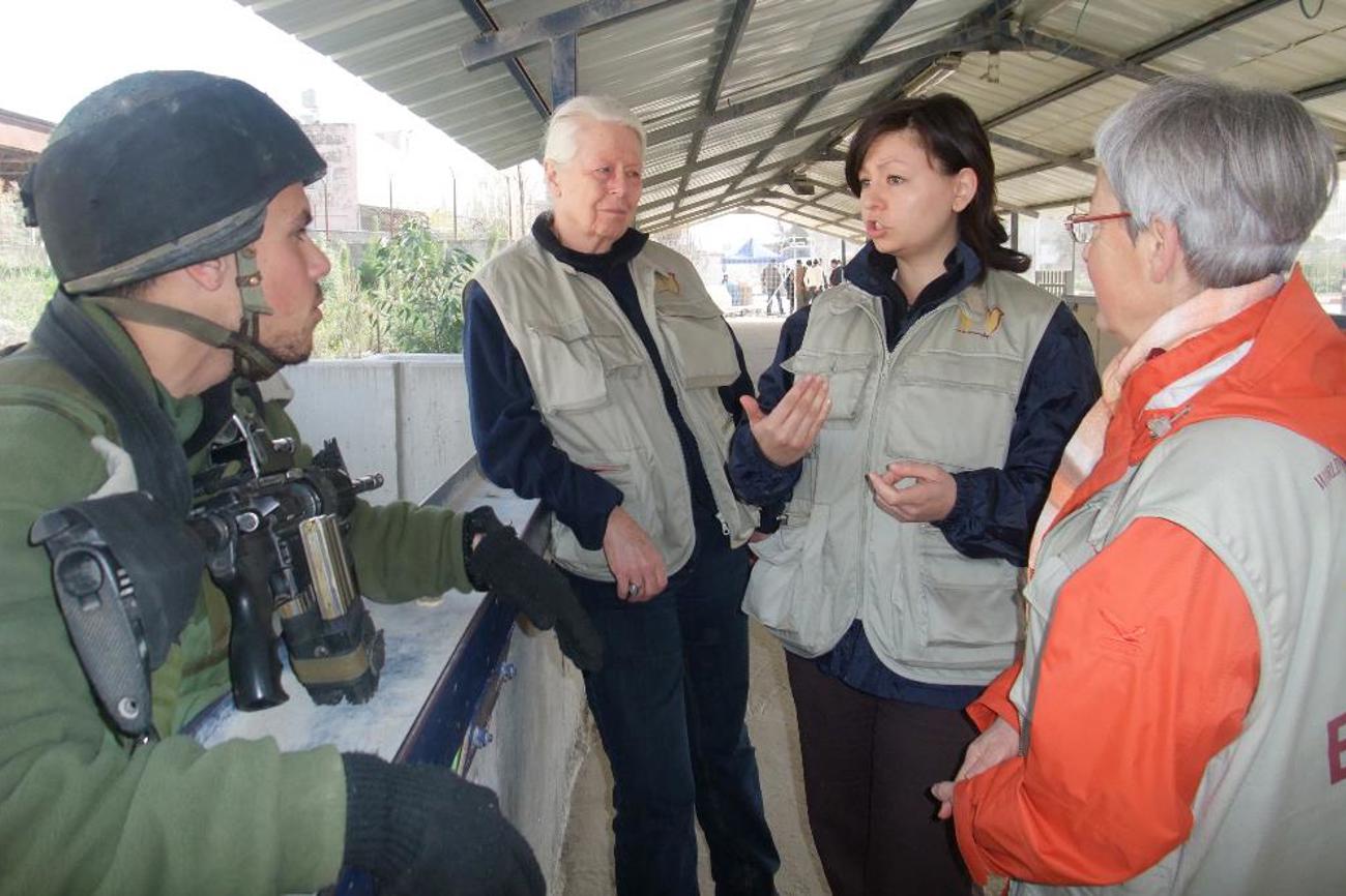 Heidi Schüle (ganz rechts) war 2009 für drei Monate als Menschenrechtsbeobachterin in Israel. Das Bild zeigt sie beim Besuch eines Checkpoints.