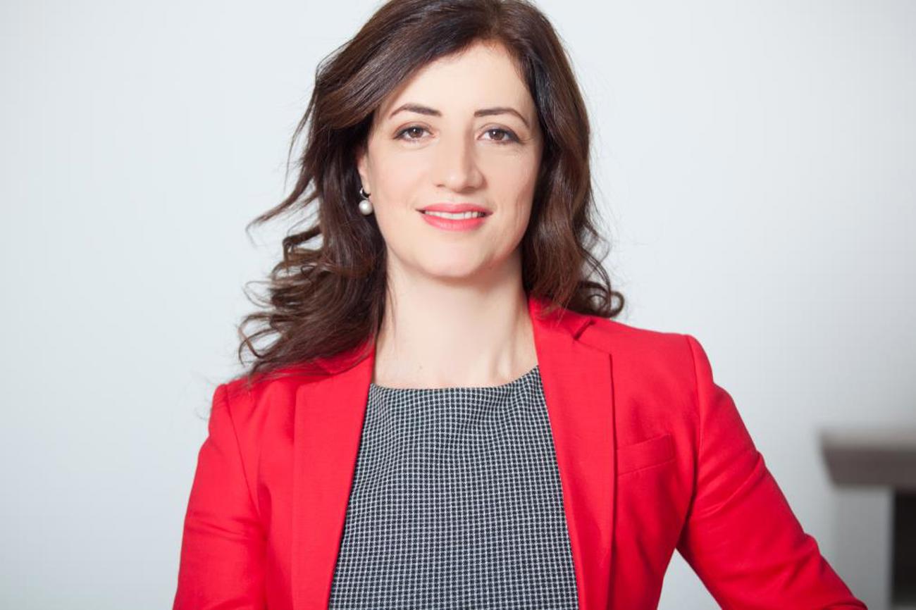 «Indem die Reformierte Kirche so viele Menschen an der Revision der Kirchenordnung teilhaben lässt, zeigt sie: Der gemeinsame Weg und der Austausch sind wichtige Werte. Sehr beeindruckend war für mich, wie durchmischt die Gruppensequenzen waren. Die Diskussionen waren sehr anregend und engagiert. Einigkeit herrschte darin, dass die Kirche in der Gesellschaft wirken soll. Die digitale Durchführung war ein Wagnis – und ist mehr als gelungen!»
Ylfete Fanaj, Luzerner Kantonsratspräsidentin