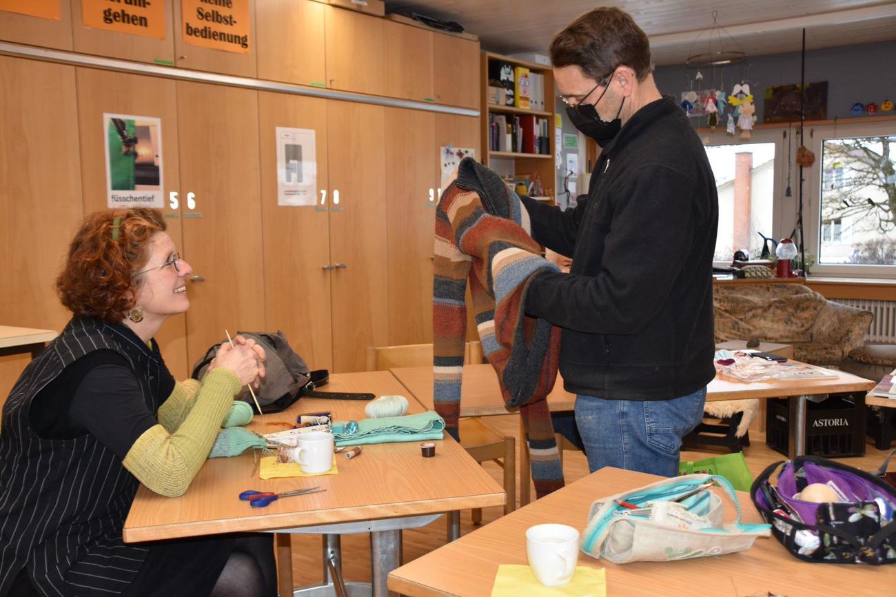 Wenn Frau Pfarrer den Pullover stopft. Pfarrerin Irina Bossart repariert in der StrickBar.