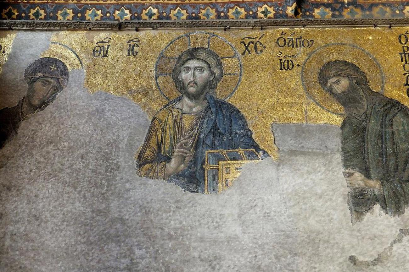 Das Deesis-Mosaik aus der Hagia Sophia: Maria und Johannes der Täufer neigen sich dem in ihrer Mitte befindlichen Jesus Christus zu. |Pixabay