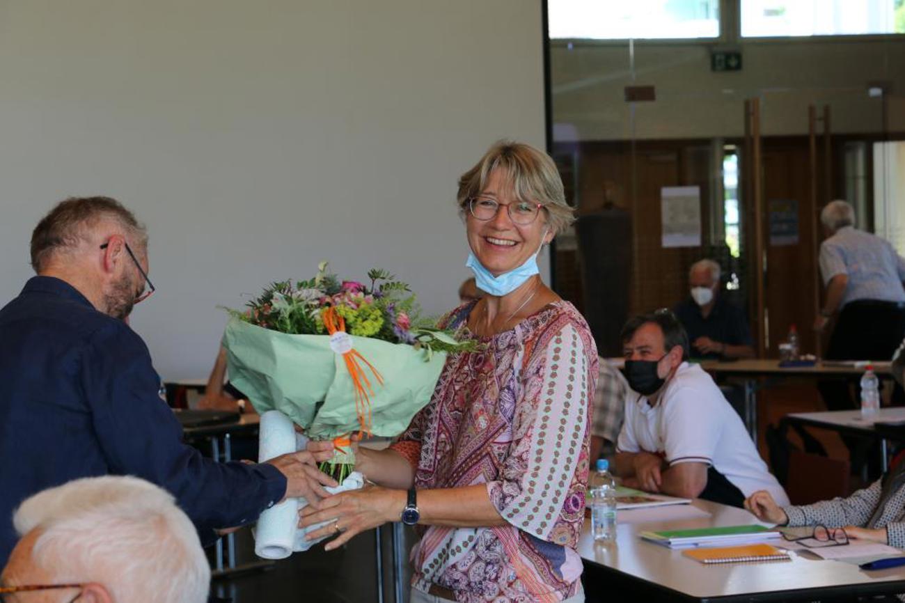 Blumen für die neu gewählte Kirchenrätin Franziska Bevilacqua. | Doris Brodbeck