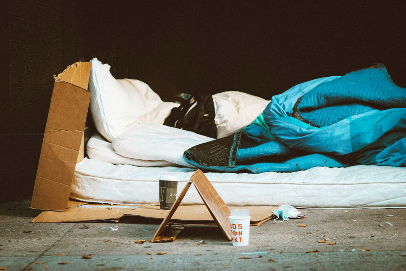 In Bern, Zürich und Basel gibt es immer mehr Menschen, die keine Schlafplätze mit Dach finden. | Foto: Jon Tyson/unsplash.com