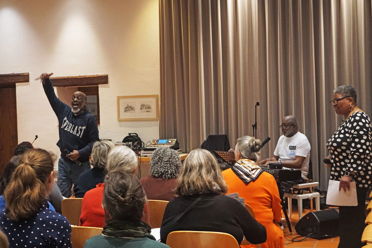 Chorleiter Floyd animiert die eher gospelunerfahrenen Workshop-Teilnehmenden. | Foto: Harnickell