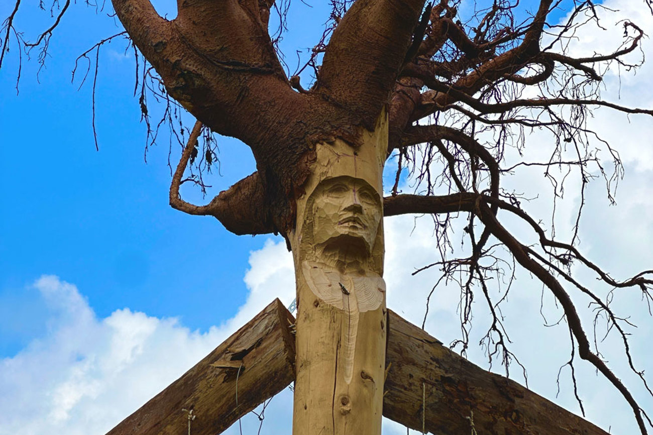 Im Himmel geerdet: Skulptur « RootsAngel» von Andreas Hofer; Landart Engelberg, 2025. | Foto: Andreas Haas (Ausschnitt)