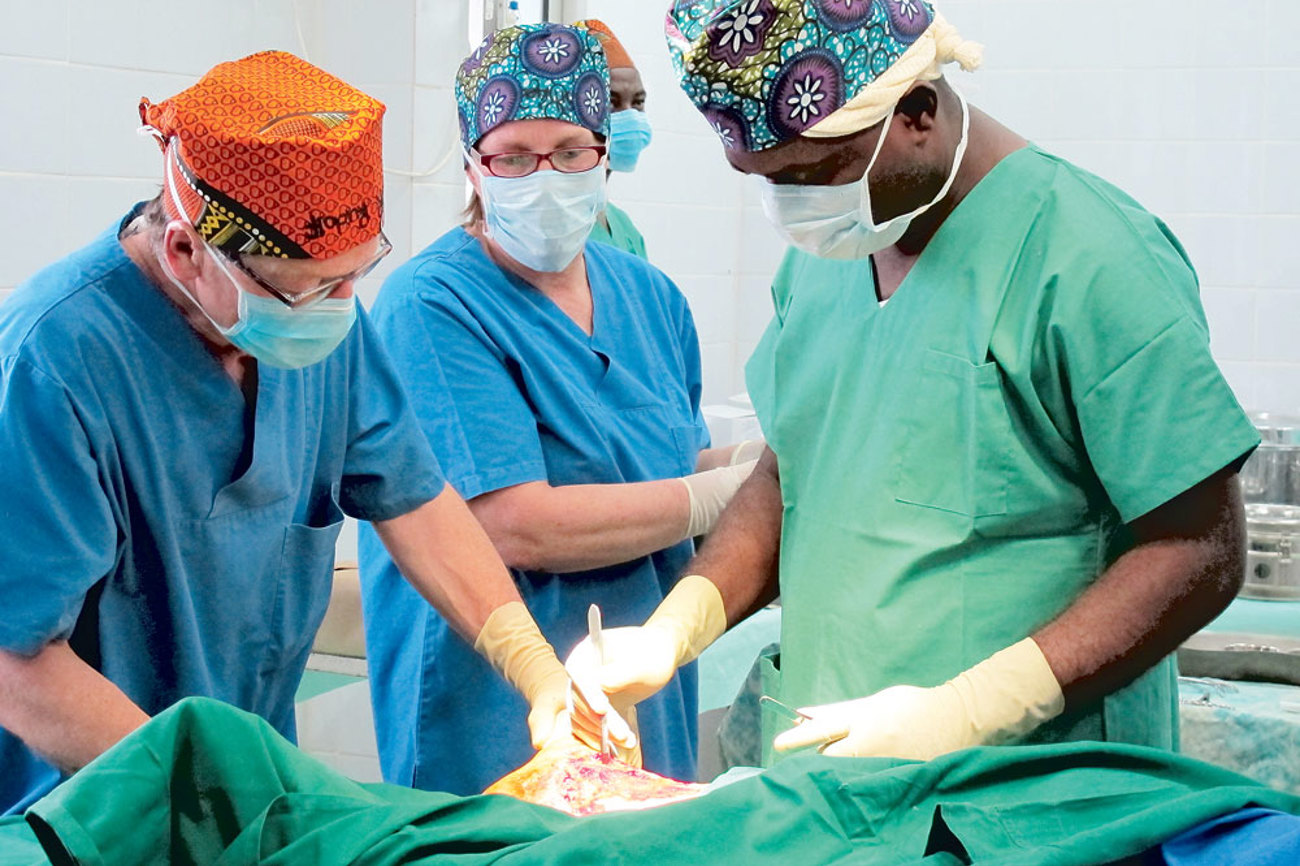 Der Chirurg Rudolf Baudenbacher (l.) und seine Frau Silvia Rüegg beim Anleiten eines einheimischen Mitarbeiters in Berbérati in der Zentralafrikanischen Republik. Foto: zvg