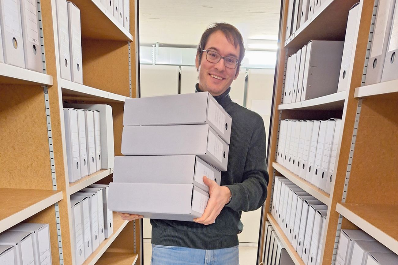 Archivar Daniel Marti freut sich immer, wenn er seine Arbeit anderen Menschen präsentieren kann. | Foto: Simona Starzynski