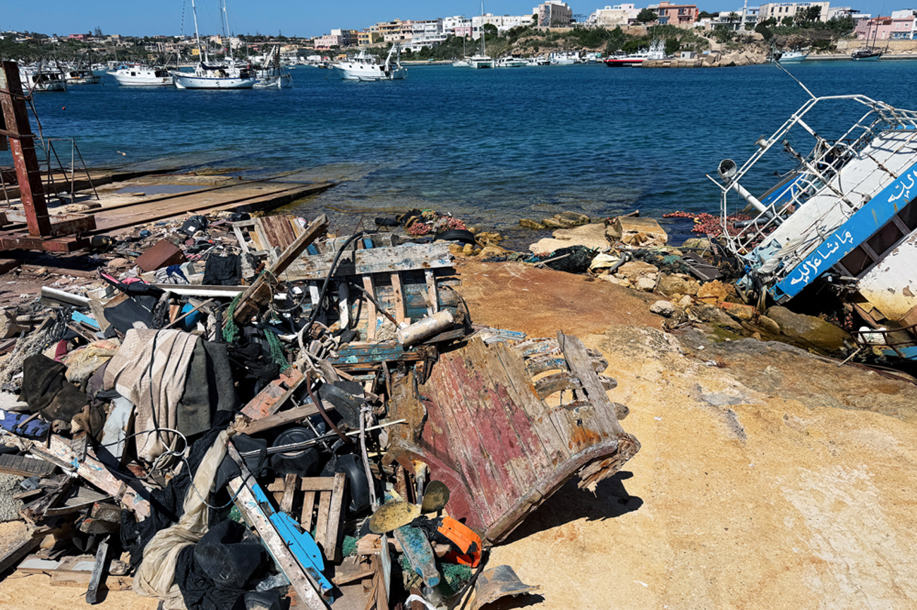 Überreste von Fluechtlingsbooten am Molo Favaloro, dem zentralen Landungssteg im Hafen der italienischen Mittelmeerinsel Lampedusa. | Foto: epd/Siefert