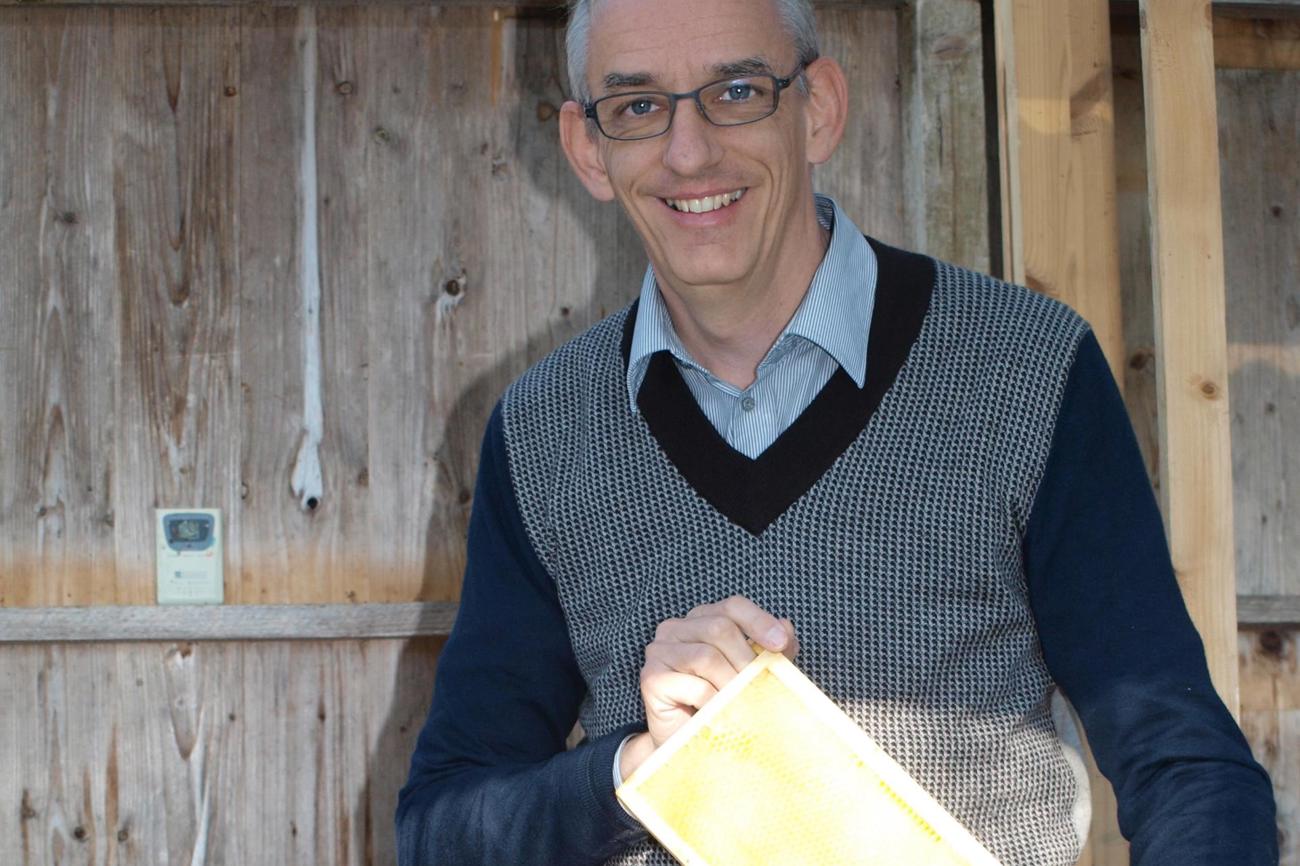 Stolz präsentiert Lukas Weinhold eine Wachswabe aus dem Bienenstock im Pfarrgarten. (Bild: brb)