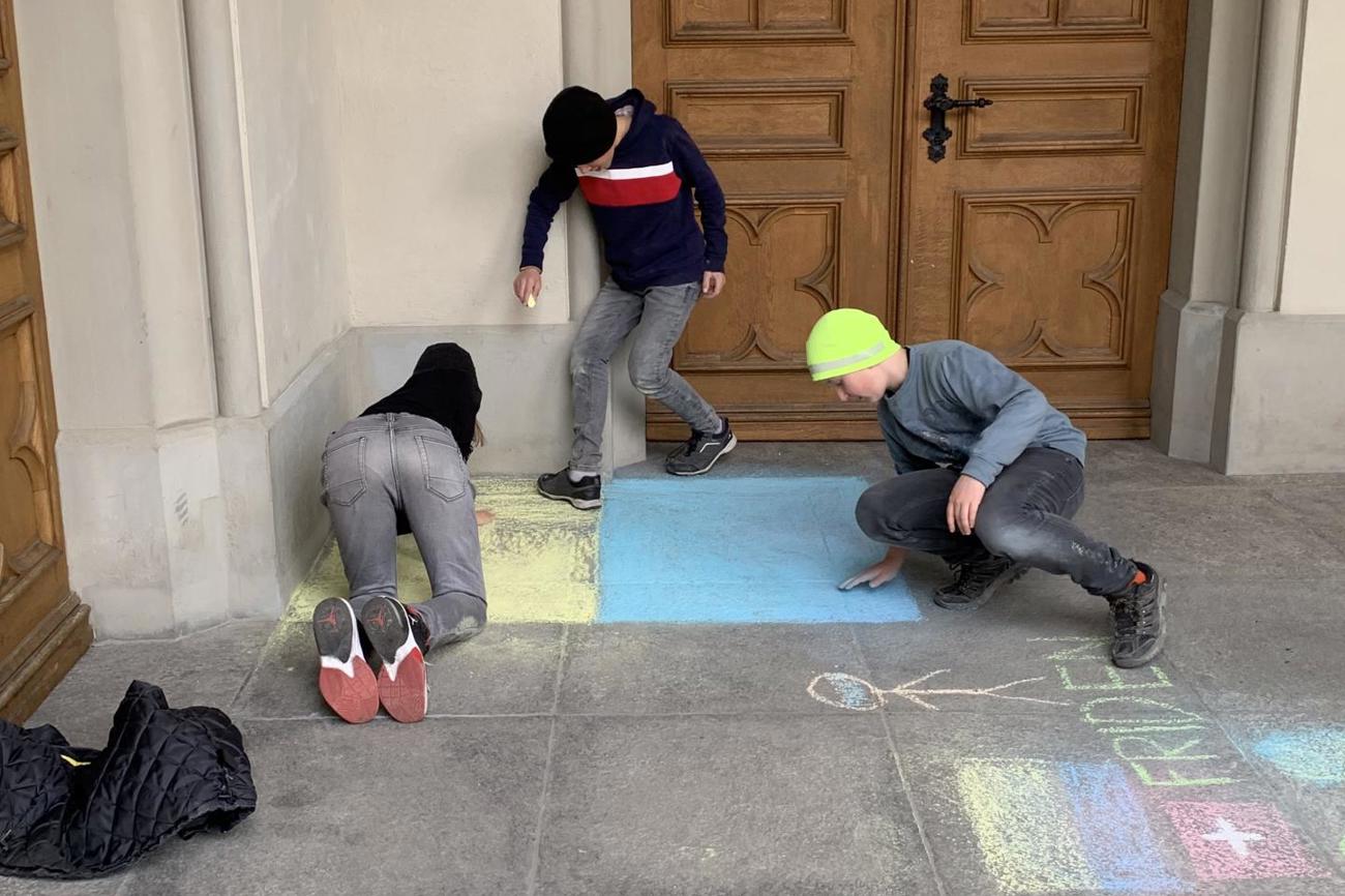 Junge Künstlerinnen und Künstler vor der Glarner Stadtkirche. Foto: Dagmar Doll.