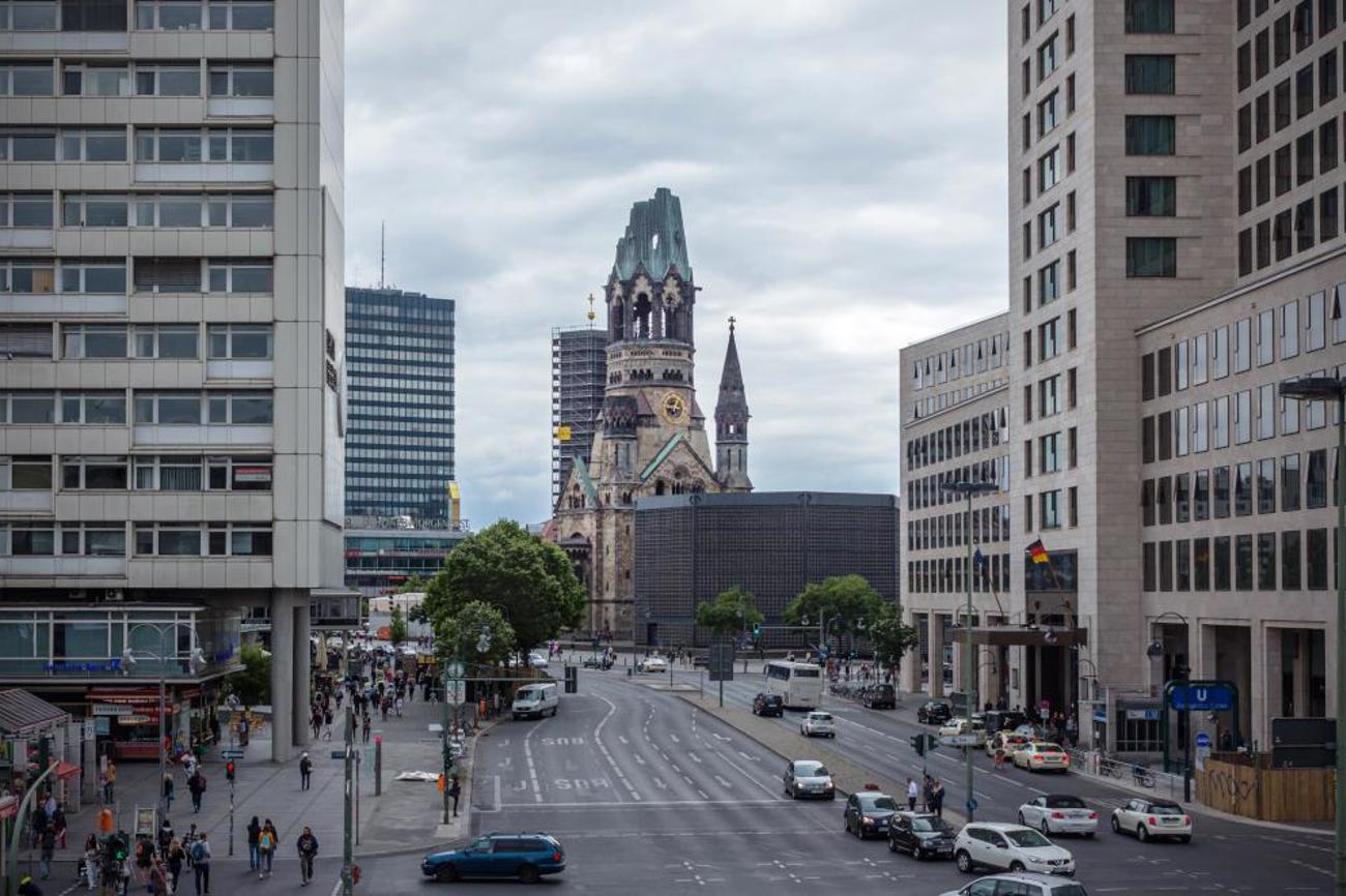 Umzingelt vom Säkularen: Sinnbildlich steht die Kaiser-Wilhelm-Gedächtnis-Kirche in Berlin, beschädigt durch einen Bombenangriff von 1943.  | shutterstock.com
