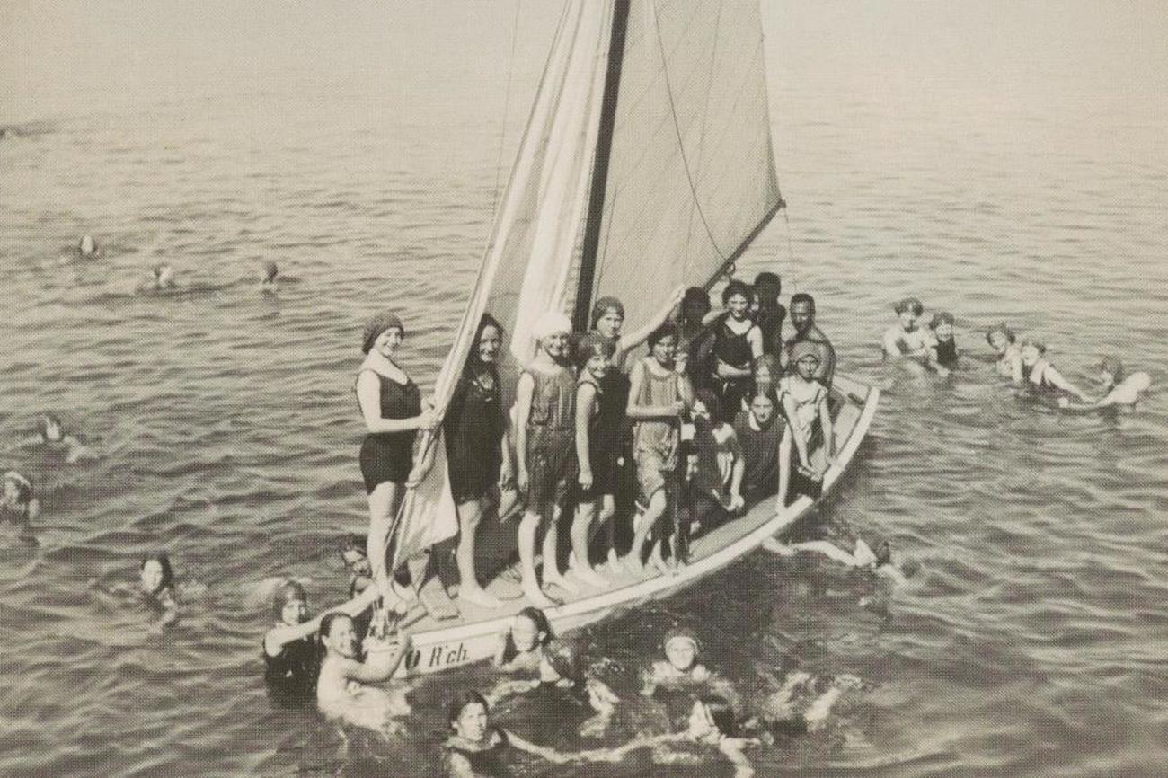 Badende junge Frauen auf einem Segelboot in Rorschach um 1910. | Staatsarchiv St. Gallen
