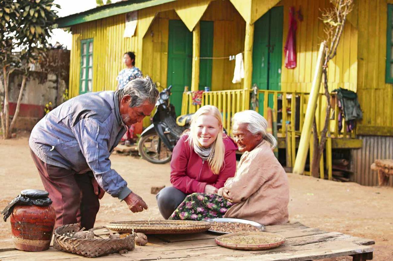 Zwei Bauersleute zeigen der Theologiestudentin Janine Schweizer ihre Produkte.| Romana Giossi