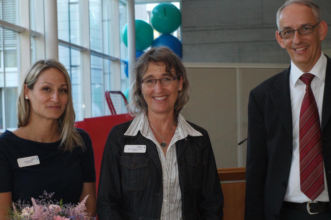 Pflegedirektorin Yvonne Filipponi (links) und Kirchenrat Lukas Weinhold verabschiedeten die Klinikseelsorgerin Maja Franziska Friedrich. (Bild: brb)