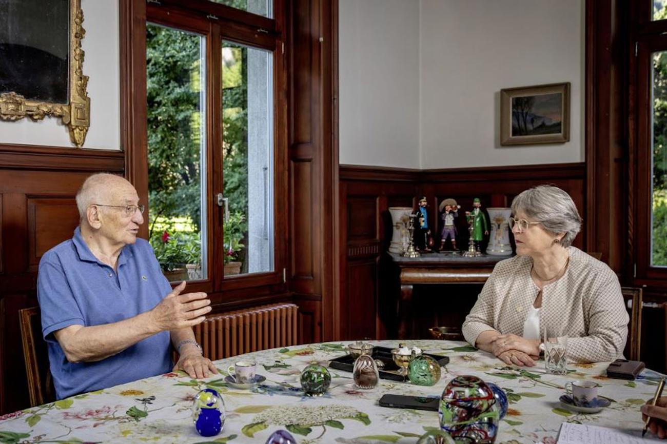 Der katholische alt Bundesrat Pascal Couchepin unterhält sich mit Rita Famos, Präsidentin der Evangelisch-reformierten Kirche Schweiz. | Foto: David Birri
