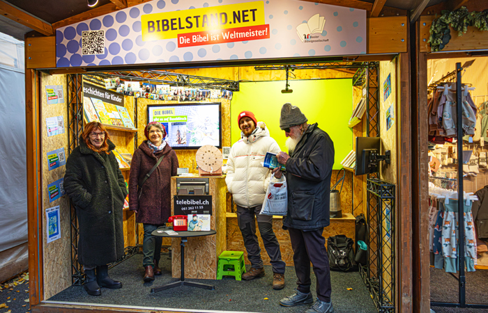 Ein Stand mit Herz: Der Bibelstand auf der Herbstmesse