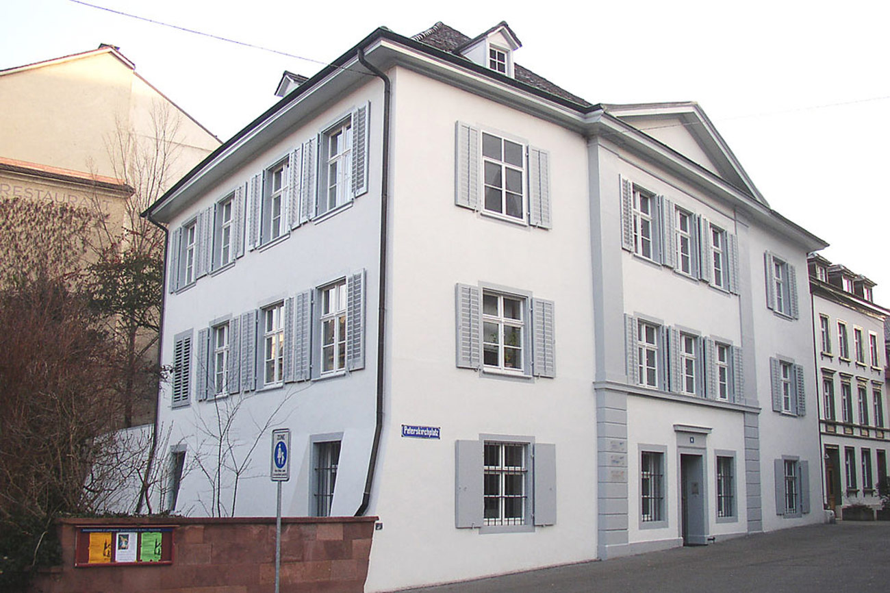 Die umfassende Innensanierung wird man dem Pfarrhaus am Peterskirchplatz 8 nicht ansehen. Von aussen wird das aktuelle Erscheinungsbild beibehalten. | Foto: zvg