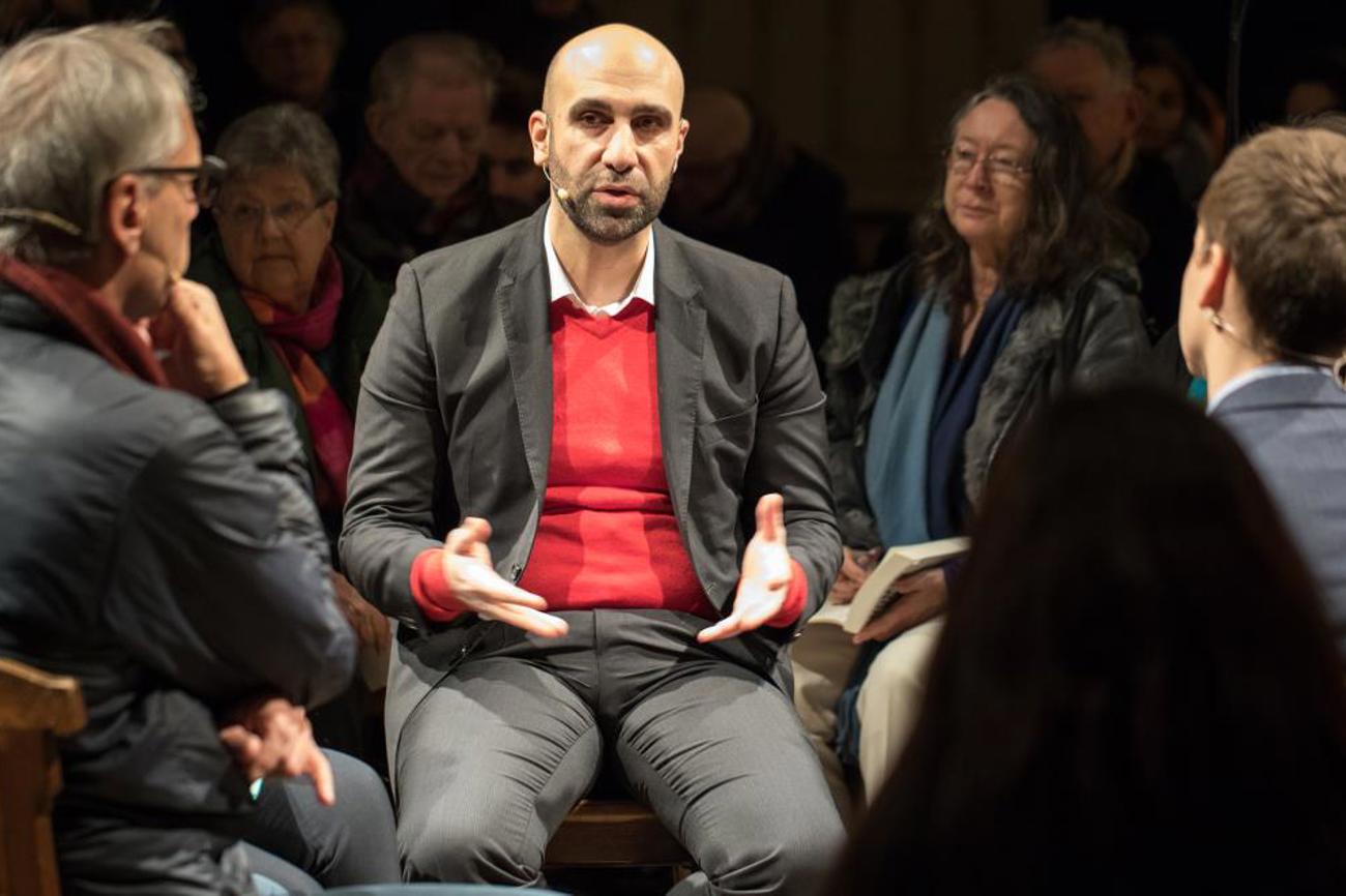 «Die bestrafenden Väter haben den bestrafenden Gott erfunden», sagt Ahmad Mansour. Das Bild zeigt ihn an einer Veranstaltung der Offenen Kirche Elisabethen in Basel im Februar 2017. Anfang März trat er an einer Fachtagung von Mission 21 in Basel über Geschlechterrollen in den Religionen auf.|OKE, Raphael Alù