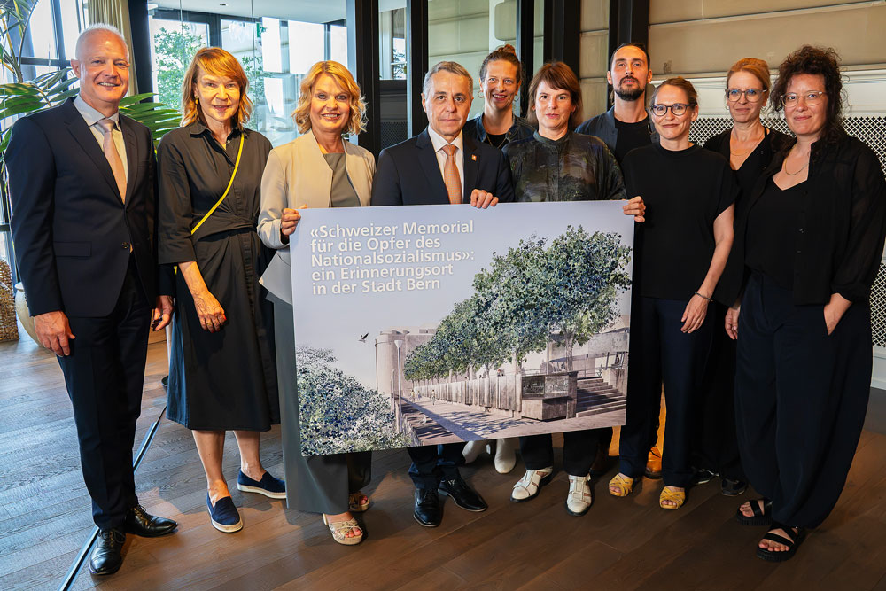 Das siegreiche Team um Isabel Koellreuter und Franziska Schürch (3. und 2. von rechts) mit Vertretern der Politik bei der Präsentation des Projekts. | Foto: EDA/Pascal Lauener