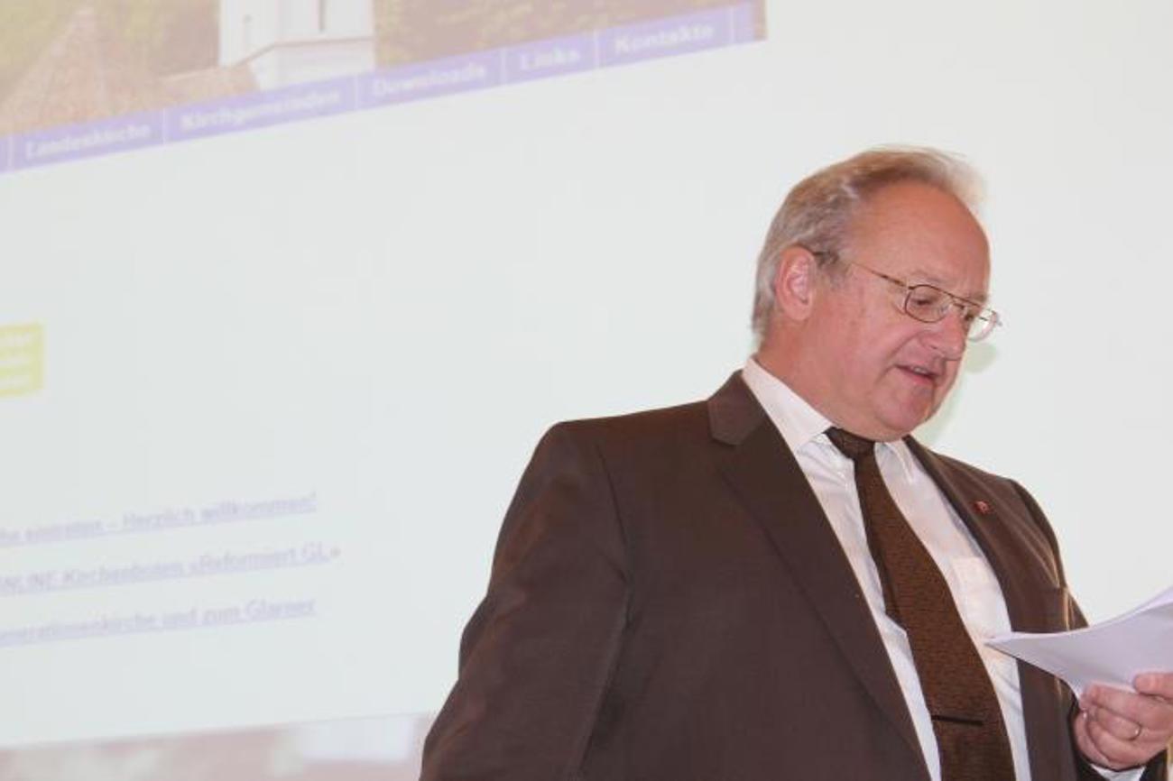 Kirchenratspräsident Ulrich Knoepfel informiert über die weiteren Schritte beim Projekt «Generationenkirche».|Bild Peter A. Meier