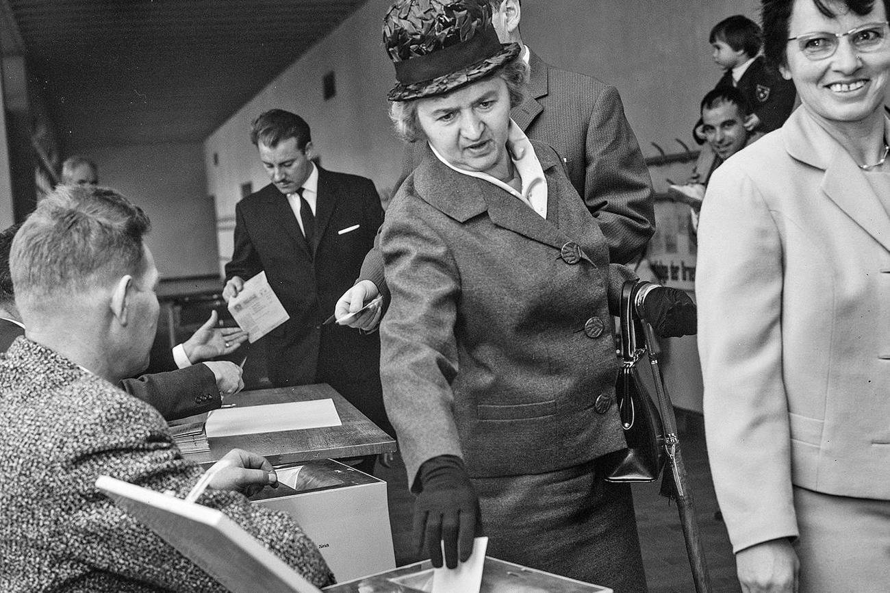 Zürich-Altstetten, Schulhaus Kappeli, erster Frauenstimmtag in kirchlichen Angelegenheiten im Kanton Zürich 11. April 1964. | ETH-Bibliothek