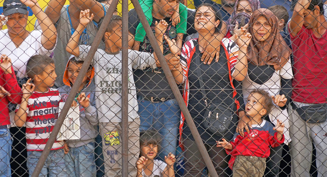 Migrantinnen oder Flüchtlinge? Je nach Bezeichnung sind wir offener für sie, beispielsweise die Frauen und Kinder aus Syrien auf dem Bahnsteig des Budapester Keleti-Bahnhofs während der «Flüchtlingskrise» 2015. | Foto: Mstyslav Chernov/Wikimedia Commons